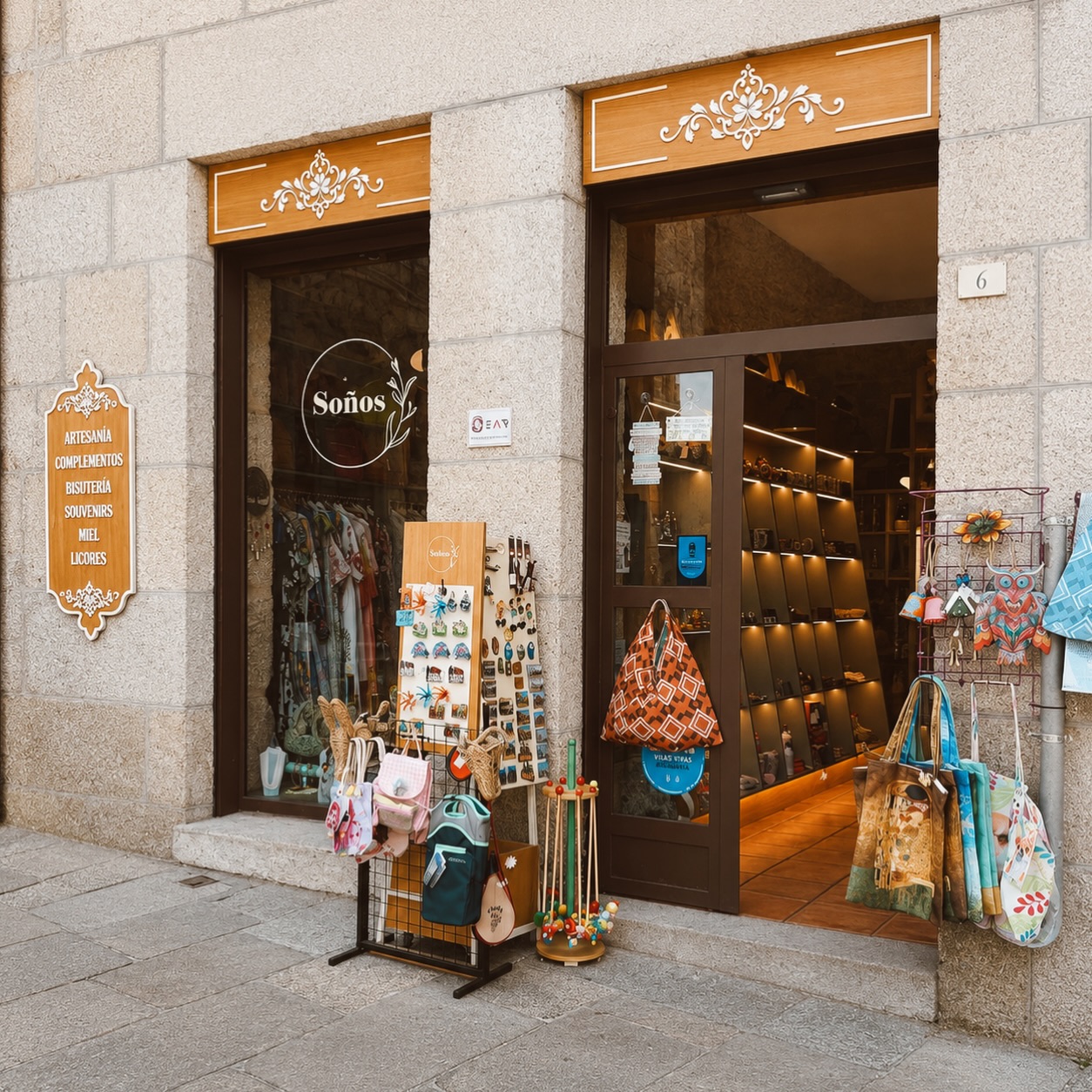 Hoxe facemos unha parada en SOÑOS, un dos comercios que forman parte de Vilas Vivas Ribadavia. 💙

Un espazo con encanto que, tras unha recente reforma, luce renovado e segue mantendo a súa esencia, ofrecendo artesanía, complementos, bisutería, souvenirs, mel e licores. 🛍️

Pequenos comercios, grandes historias e moito que descubrir nas rúas de Ribadavia.

Vilas Vivas somos todos. 💙