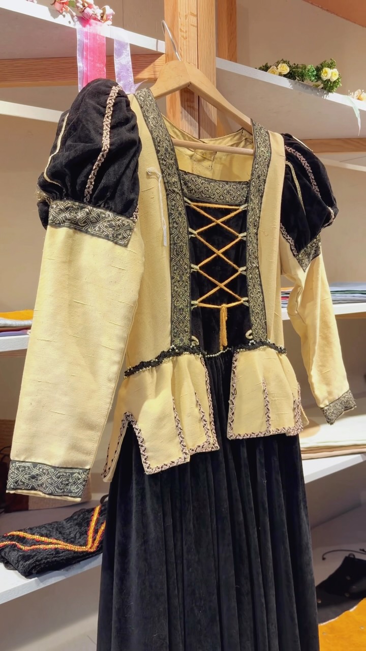 ¿Aínda non tes traxe para a @festadaistoria de esta fin de semana? 🏰

Non te preocupes! Lina, artesá natural de Cangas do Morrazo, está estes días na tenda efémera de Vilas Vivas Ribadavia con auténticas marabillas feitas para vivir a Istoria como manda a tradición. ⚔️👗

Traxes medievais para toda a familia, feitos con mimo e moita historia. 💙

📍Pásate por Vilas Vivas, escolle o teu e prepárate para vivir a vindeira Festa da Istoria!

Este ano, a historia vívese vestido para a ocasión. 🏰
