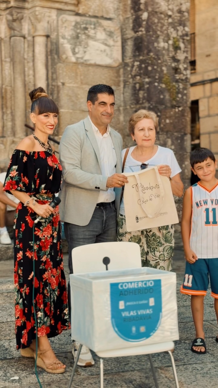💙 Así vivimos un novo Domingo Vivo en Ribadavia!
Sorrisos, sorpresas, música, actuacións e moito ambiente polas nosas rúas. 🎶✨
E ademais, celebramos o sorteo do Rasca e Gaña, repartindo grandes premios entre os afortunados! 🎁🍀
Un deses domingos que nos lembran que cando Ribadavia se enche de vida, pasan cousas bonitas. 🥰
Vilas Vivas, Ribadavia vive! 💙