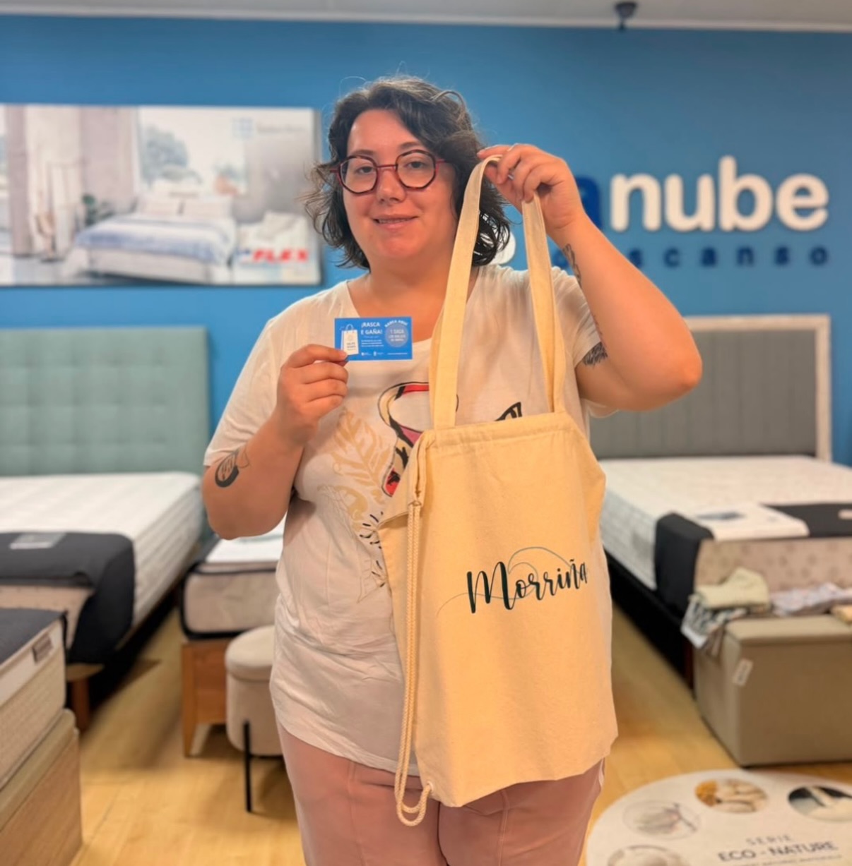 🎉 A sorte estivo do lado de moitas persoas este pasado agosto! 🍀💙
Aquí vos deixamos algunhas das caras que conseguiron premio co noso Rasca e Gaña de Vilas Vivas. 🥳🎁
Moitas grazas por mercar no comercio local, participar e seguir dando vida a Ribadavia. 🛍️💙
E ollo… 👀 a sorte aínda non rematou!
👉 Este domingo, ás 11:30 h na Praza de San Xoán, celebramos un novo Domingo Vivo.
Se o teu Rasca e Gaña non tiña premio e xa o depositaches na caixa da Tenda de Artesanía de Galicia, podes estar presente no sorteo e ter unha segunda oportunidade de levar un premio ben suculento! 🍀🎁
Quen sabe… igual esta vez tócache a ti! 😉
#VilasVivas #Ribadavia #ComercioLocal #RascaEGaña #DomingoVivo